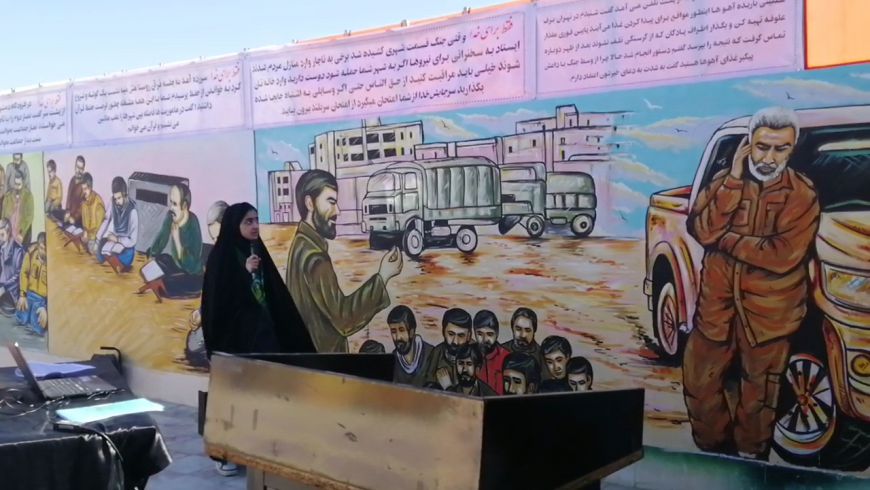 روایتگری دانش آموز عزیزمان در مراسم افتتاحیه دیوارنگاره شخصیت سردار دلها-۱
