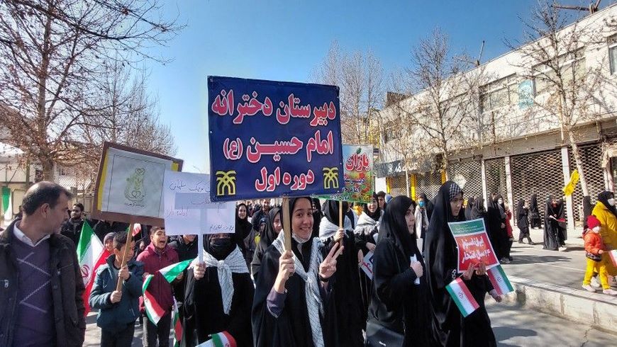 حضور پرشور همکاران و دانش آموزان در راهپیمائی ۲۲ بهمن